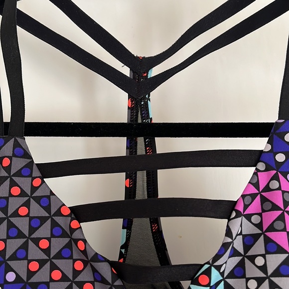 VSX Racerback Ultimate Strappy Geometric Sports Bra - Picture 3 of 6